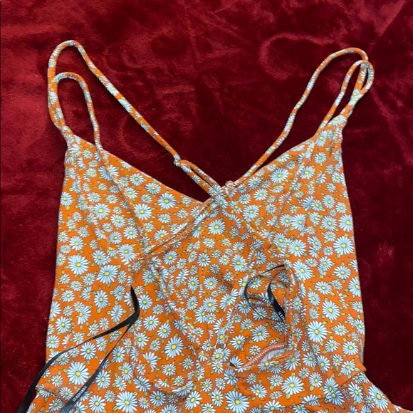 Orange romper with daisies - Picture 2 of 2